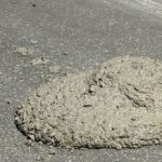 cevreyi kirleten beton mikseri surucusu cep telefonu kamerasina yansidi dLLWPx9H