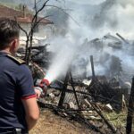 evde cikan yangin ormana sicradi ekiplerin mudahalesi suruyor FSiFFJLi