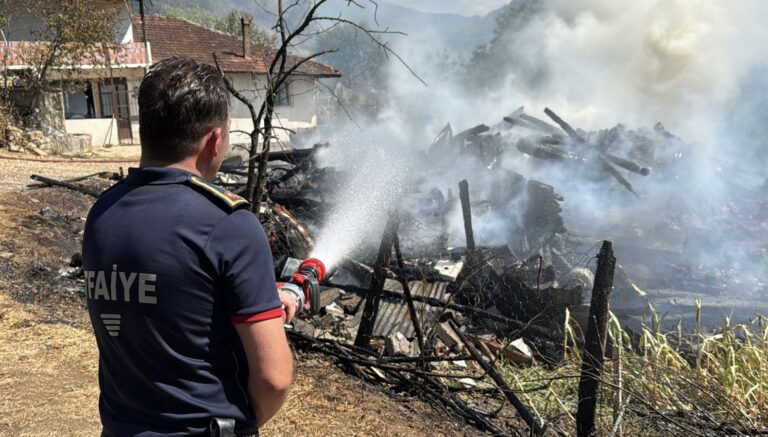 evde cikan yangin ormana sicradi ekiplerin mudahalesi suruyor FSiFFJLi