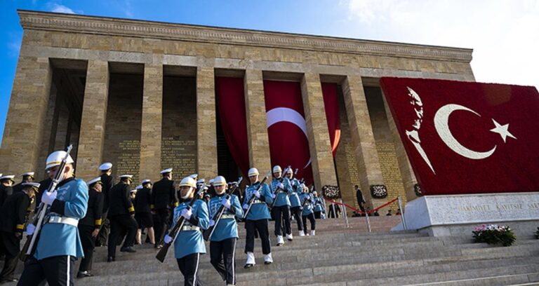 vatandaslar 30 agustosta anitkabire akin etti QIP6GAOF