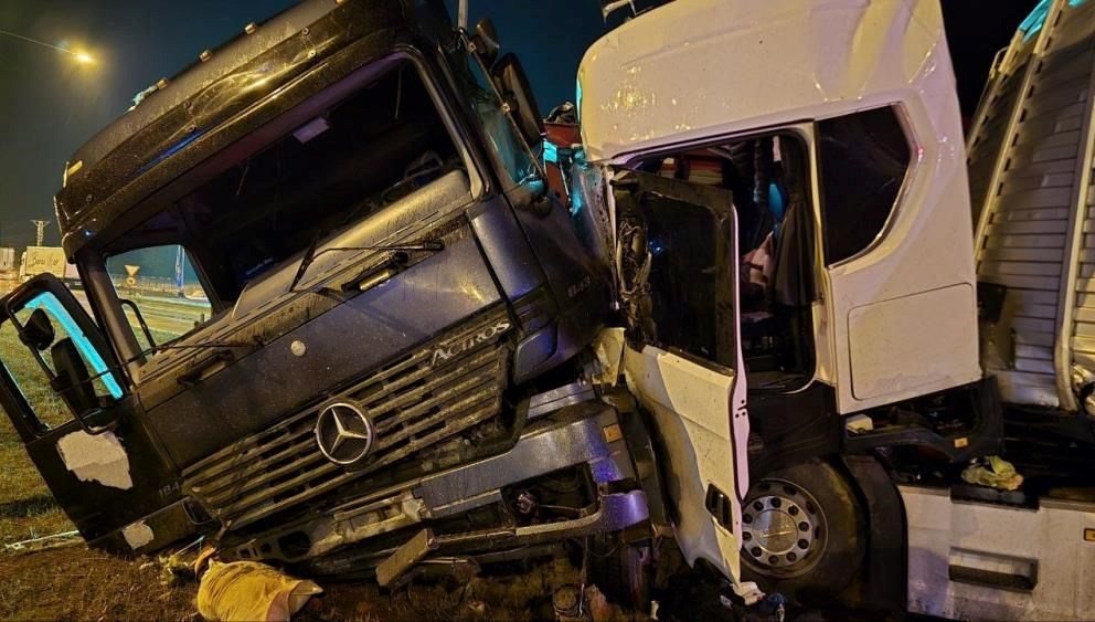 amasyada tirlar kafa kafaya carpisti KK1Cf18w.jpg