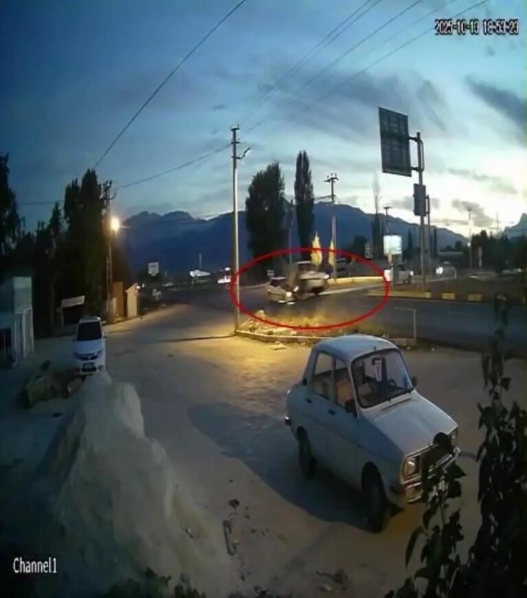 antalyada hafif ticari arac ile otomobil carpisti 4 yarali 9ZXZcj1v.jpg