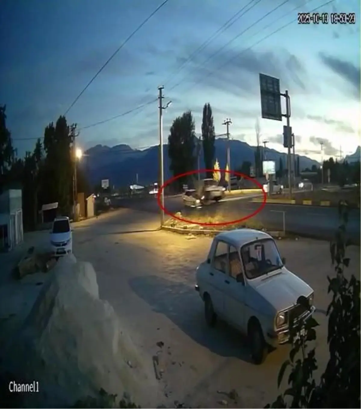 antalyada hafif ticari arac ile otomobil carpisti 4 yarali 9ZXZcj1v.jpg