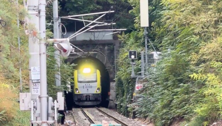 evlerin altindan gecen 114 yillik tren tuneli mahalleyle butunlesti h26nYVUg