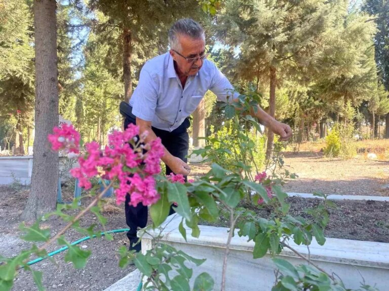 huseyin guven oglunu kaybettikten sonra mezarligi adeta bir parka donusturdu MEH871RO
