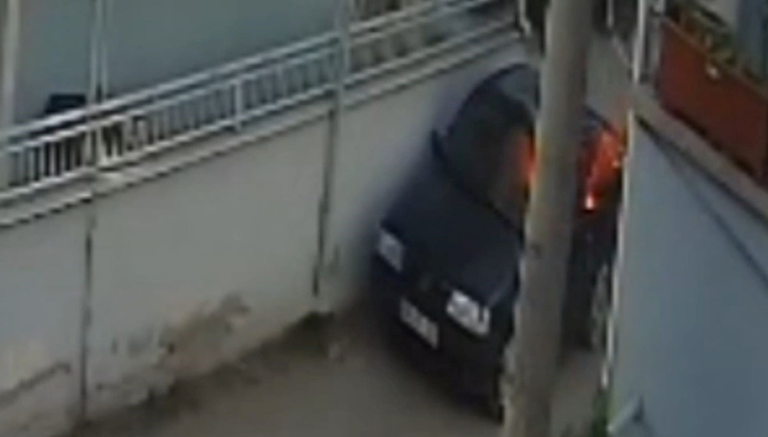 husumetlisinin arabasini benzin dokup yakti YzqKpqED