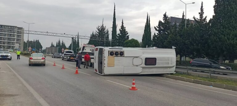 izmirde servis midibusu devrildi 5 yarali 7XbOL7eC.jpg
