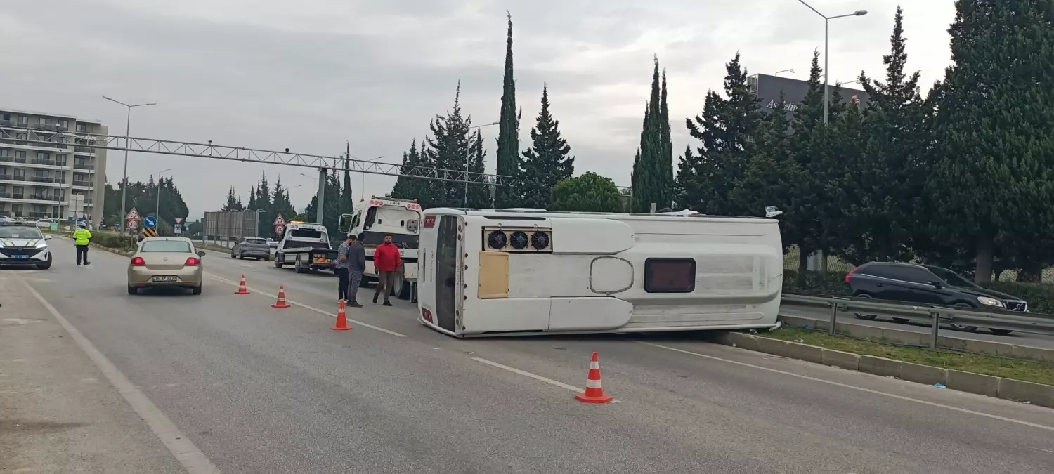 izmirde servis midibusu devrildi 5 yarali 7XbOL7eC.jpg