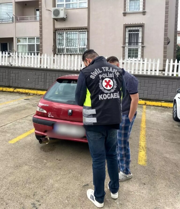 kocaelide dugun konvoyunda gurultu yapan surucuye 10 bin tl ceza sIJ34EkZ.jpg