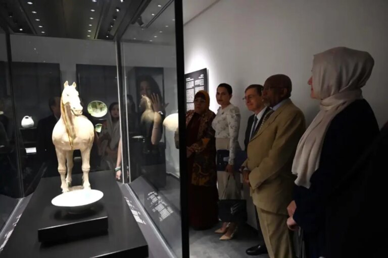 kuveytte cin sanat sergisi acildi OL2LKeJm.jpg