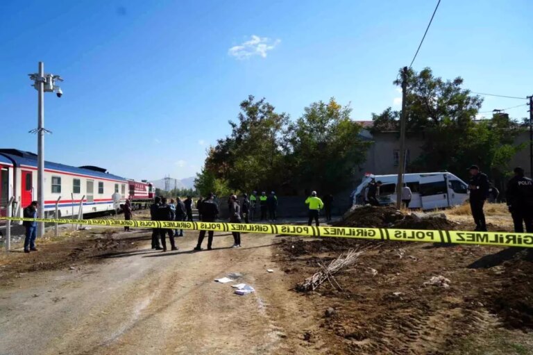 musta tren ogrenci servisine carpti 17 yarali jQ8hRfQS.jpg