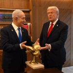 netanyahu trumpa altin guvercin hediye etti eJs4wLzg.jpg