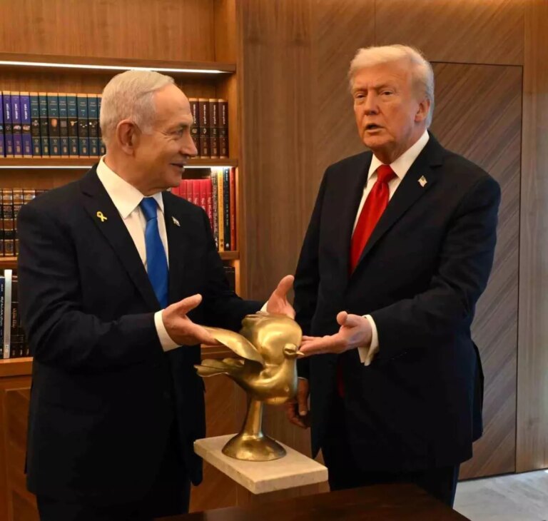 netanyahu trumpa altin guvercin hediye etti eJs4wLzg.jpg