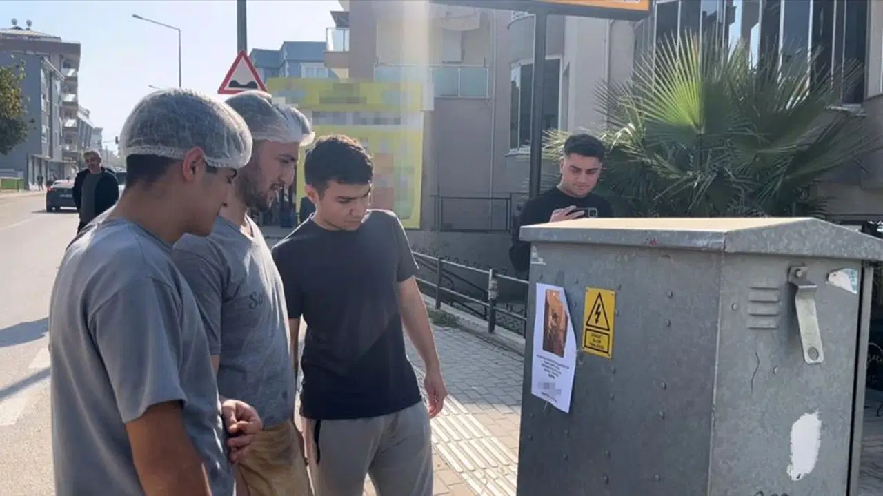 bursada kizlarinizi bu adamdan uzak tutun yazili afisler ortaligi karistirdi PdBmnsbS.jpg