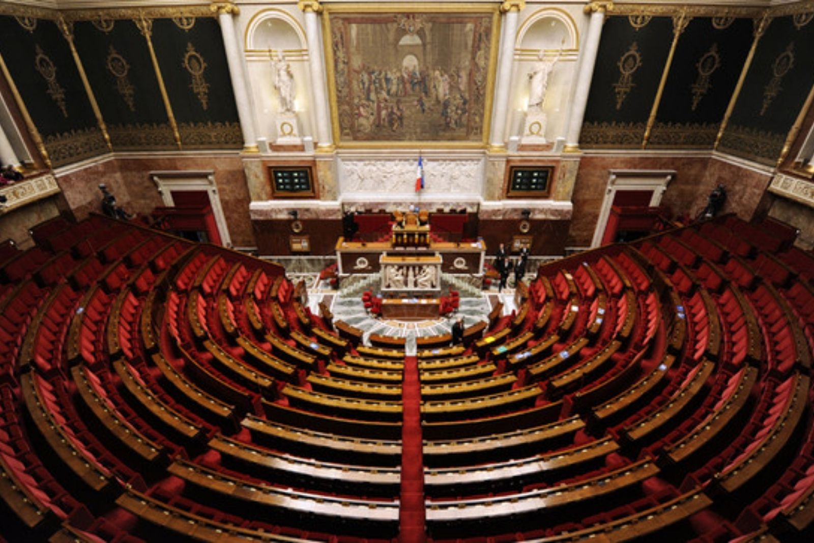 Fransa emeklilik reformunu askıya alırken ebeveynlere de 2 ay ek doğum izni verdi