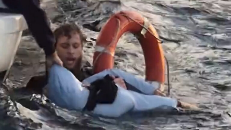 istanbulda denize dusen turisti kurtardi fTI5JQmn.jpg