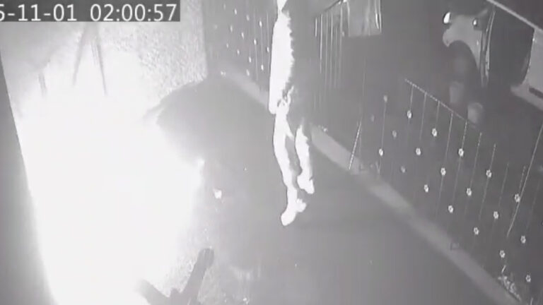 istanbulda kadini darbedilmekten kurtaran esnafin dukkanini atese verdi aIljWTGA.jpg