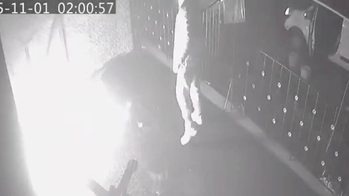 istanbulda kadini darbedilmekten kurtaran esnafin dukkanini atese verdi aIljWTGA.jpg