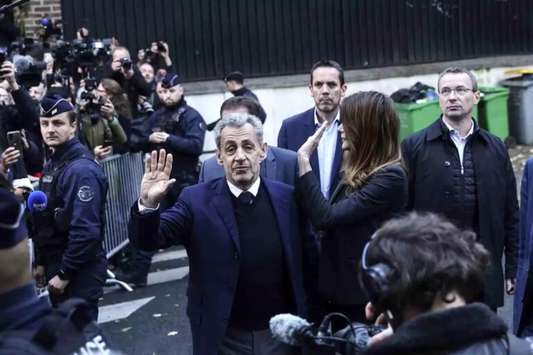 sarkozy-adli-kontrolle-tahliye-edildi-cJIhP6EG.jpg