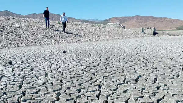 tahtakopru-barajinda-su-seviyesi-yuzde-6ya-dustu-kuraklik-dronla-goruntulendi-JKfw5c1k.jpg