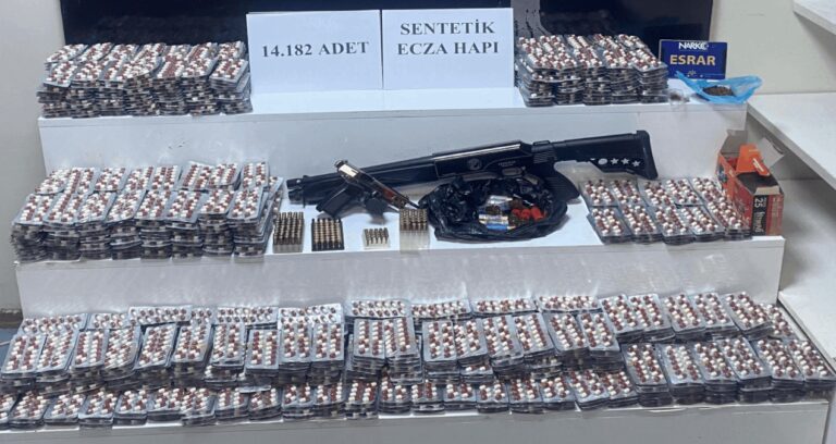 adanada-ev-ve-is-yerinde-14-bin-182-uyusturucu-hap-yakalandi-KwlZJvBR.jpg