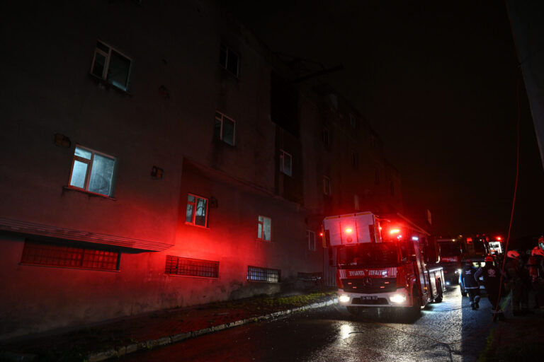 istanbulda-fabrika-yangini-1i-agir-3-kisi-yaralandi-FbHbDNh9.jpg