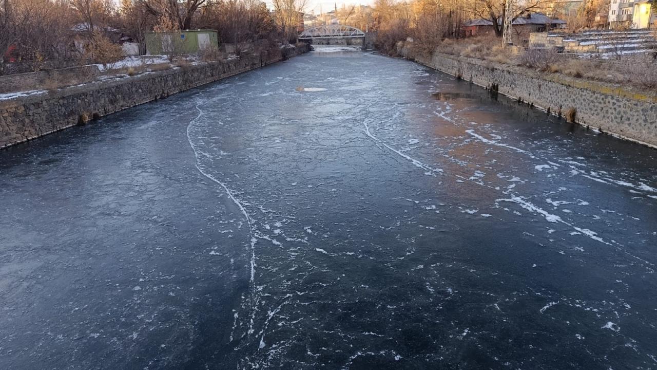kars-eksi-15i-gordu-kars-cayi-1-gunde-buz-tuttu-mtKNsCpb.jpg