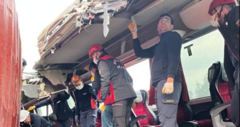 son-dakika-yolcu-otobusu-otoyolda-tira-carpti-6-olu-ONjmdfd9.jpg
