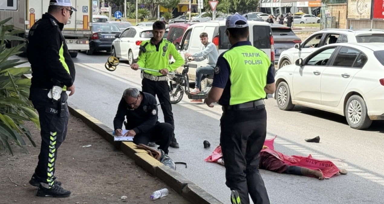 Mendil Satarak Gelir Elde Eden Kadın, TIR Altında Kalarak Hayatını Kaybetti