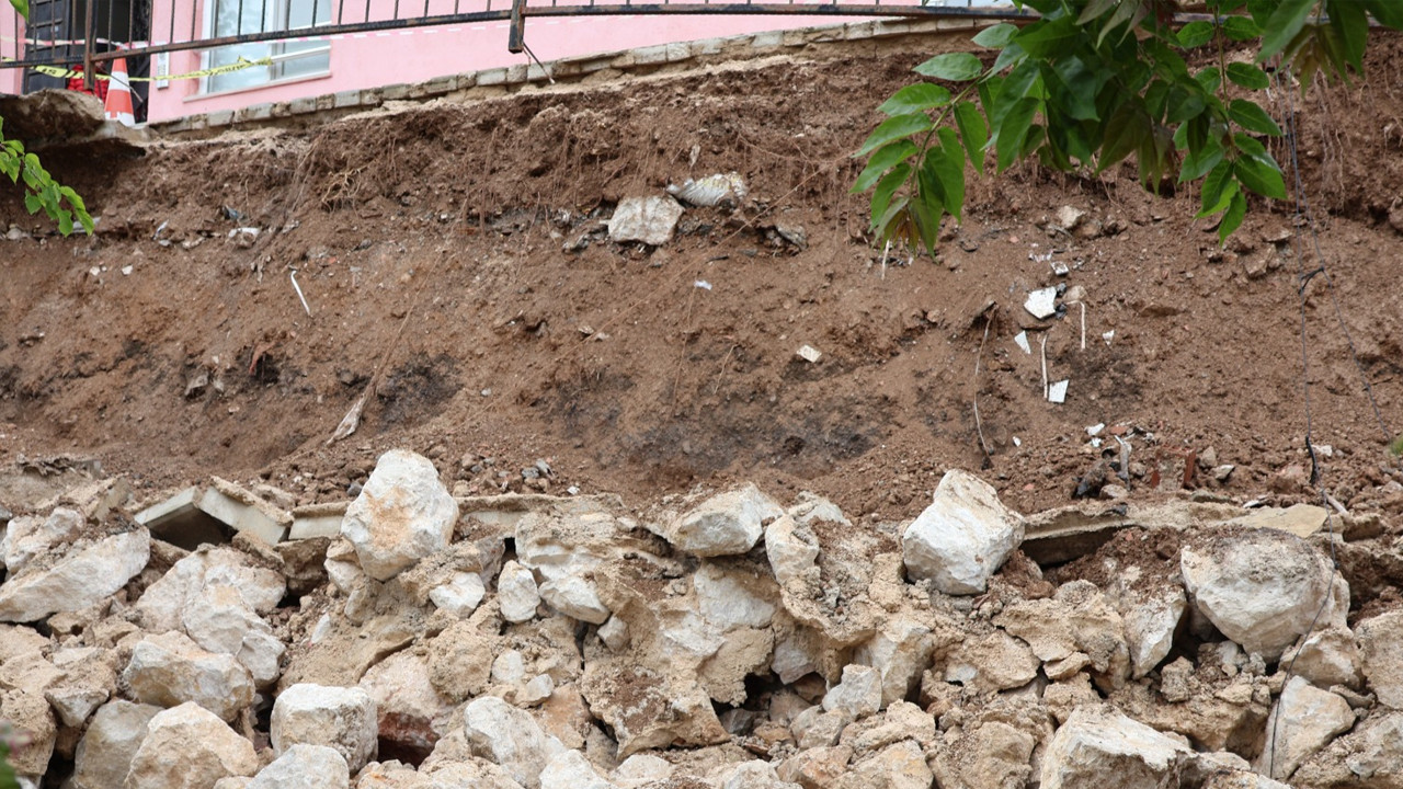Beş Katlı Apartmanın İstinat Duvarı Çöktü: Kazadan Dönüldü