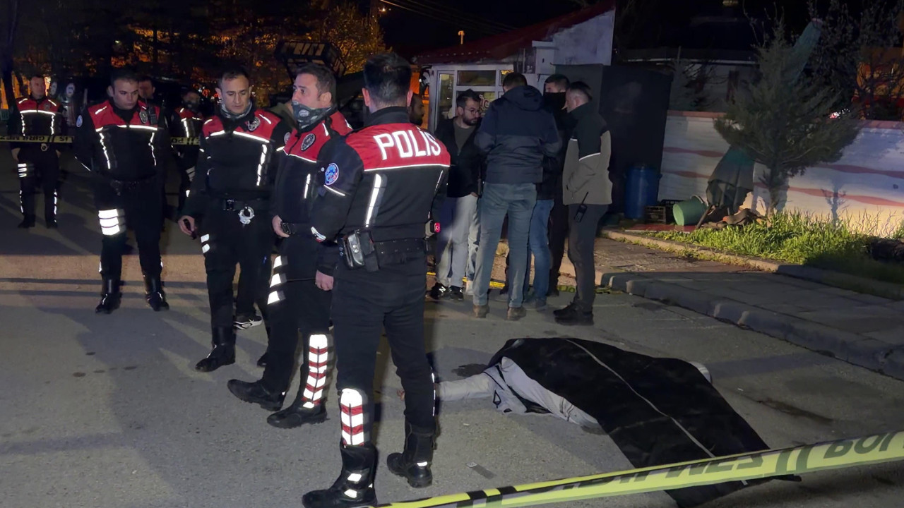 Erzurum’da Cami Önünde Gizemli Ölüm: Silahlı Bir Adam Bulundu