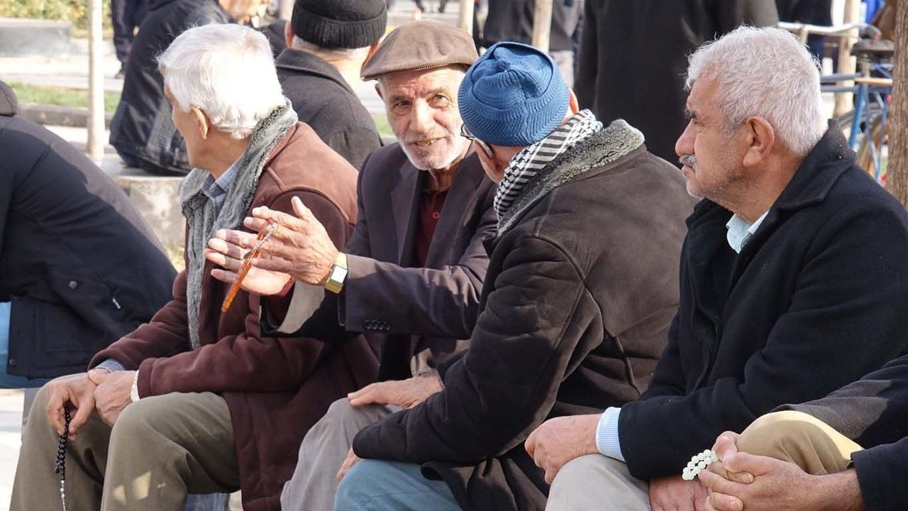o-belediye-dugmeye-basti-emeklilere-5-bin-tl-bayram-destegi-uF41eaKq