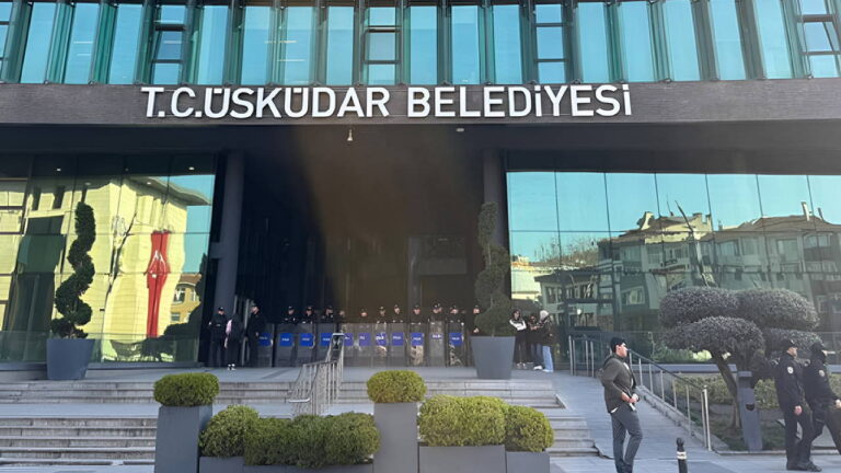 son-dakika-uskudar-belediyesine-bir-operasyon-daha-7-kisi-gozaltina-alindi-7fJOYuUw